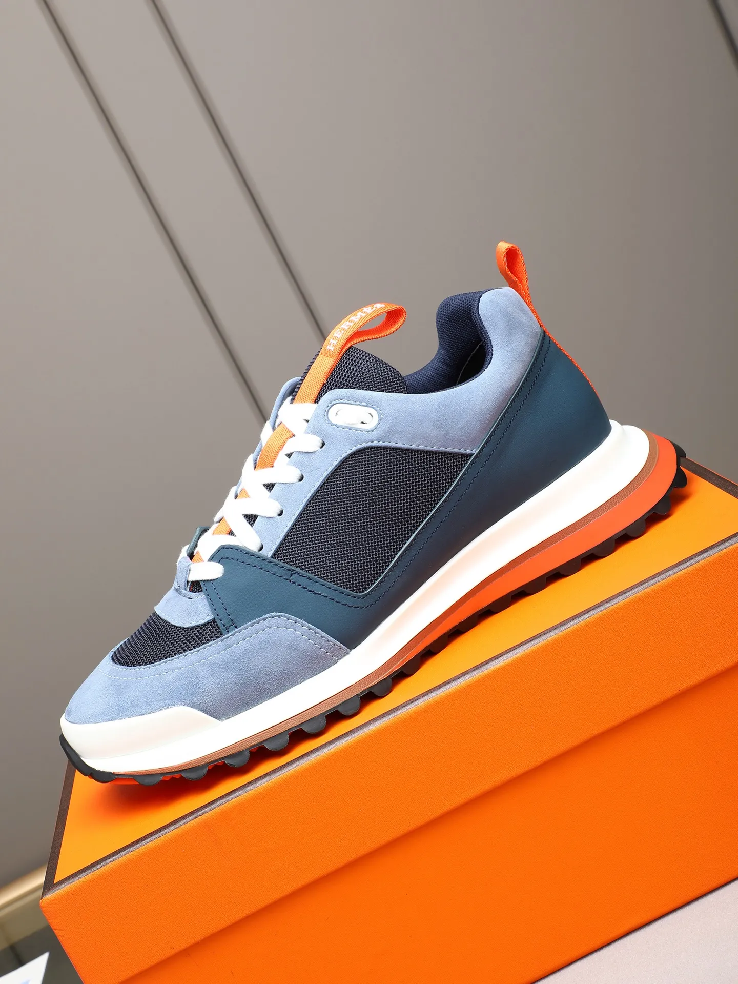 PP680【Hermes】fe new arrival~New Bouncing sneakers are the most comfortable shoes from Hermès. They are extremely light on the feet and look great. You won’t feel tired even when you go shopping and running around. 👍Very light and comfortable. Extremely light. Perfect for both sports and leisure. They feel great when you step on them! It’s up to you to choose, there’s always what you want~ ✔️Fabric: Imported first-layer cowhide ✔️Inner lining: Imported water-dyed cowhide ✔️Outsole: Seamless combination of IP+TPU (multi-color letters) German technology irradiation machine ✔️Code number: Male 38-44 (45 customized)